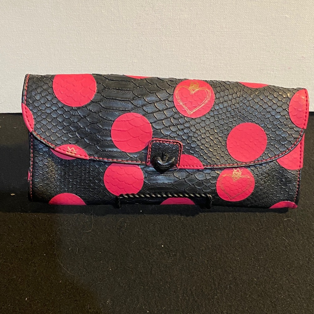 Princess, Vera Wang clutch
